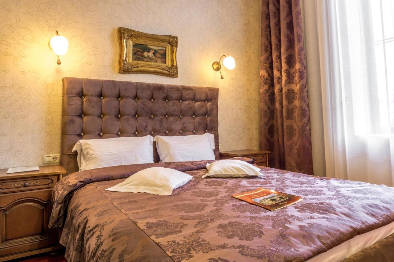 Hotel Ferdinand Haţeg Exteriör bild