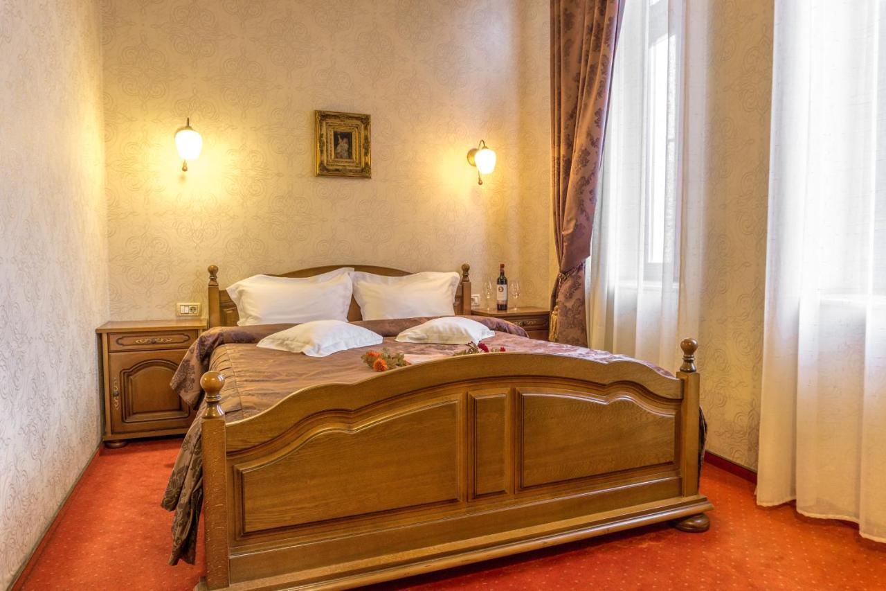 Hotel Ferdinand Haţeg Exteriör bild