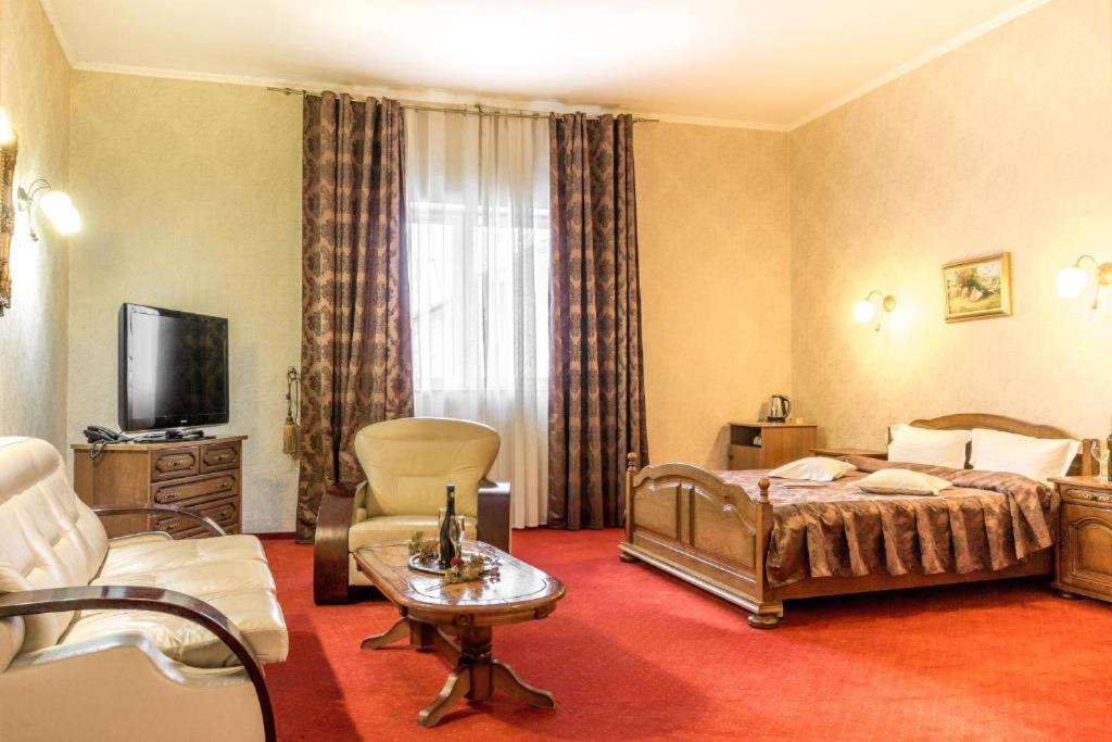 Hotel Ferdinand Haţeg Exteriör bild