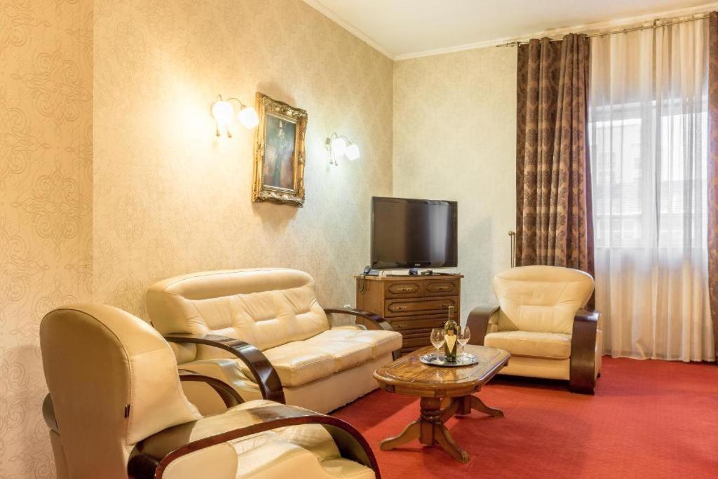 Hotel Ferdinand Haţeg Exteriör bild