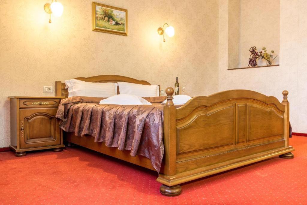 Hotel Ferdinand Haţeg Exteriör bild